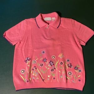 90s hot pink pullover short sleeve, navy trim embroidered flowers, zip at collar